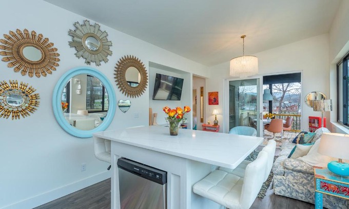 Old Fort Casa | Reflections on Mill Creek Hot Tub & Walking Distance to Old Fort!