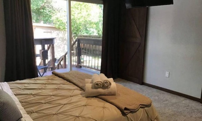 Martinez Casa | Refreshing Cottage with Luxury Bath