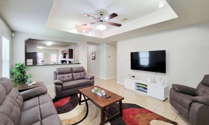 Barkers Branch Casa | Refreshing Fall Stay: Free Snacks & Fast Wi-Fi