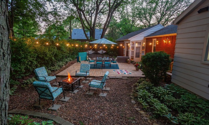 Bowling Green Casa | Refreshing Mid Mod Retreat BG