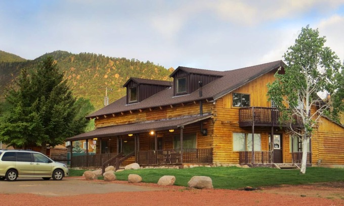 Pine Valley Cabina | ¡Reuniones refrescantes, retiros relajantes, espacio para todos!