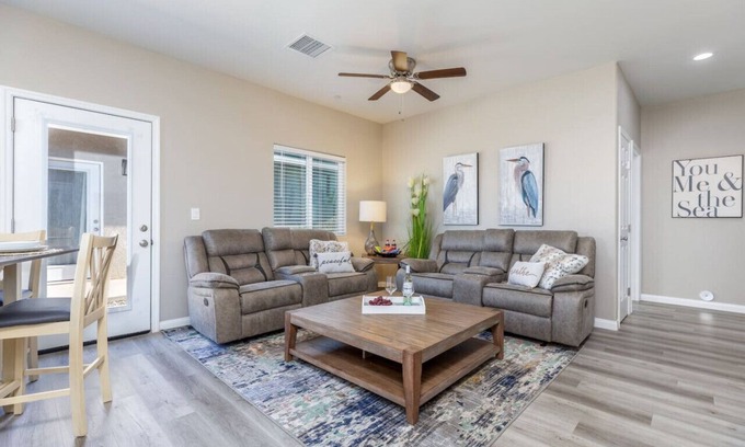 Ridgecrest Casa | Refreshing & Spotless-4 Bathrooms
