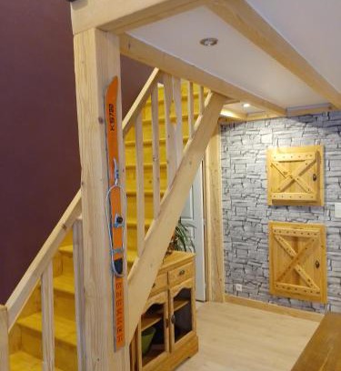 Saint-Jacques-des-Blats Apartamento | Refuge chaleureux pour des vacances en famille