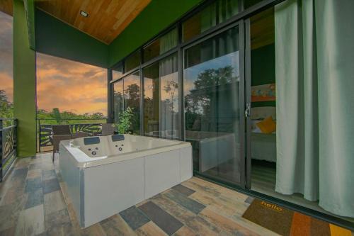 Peñas Blancas Villa | Refugio Verdanza-King bed and balcony with jacuzzi, fast Wifi, EV powering included! Only 5 minutes from La Fortuna