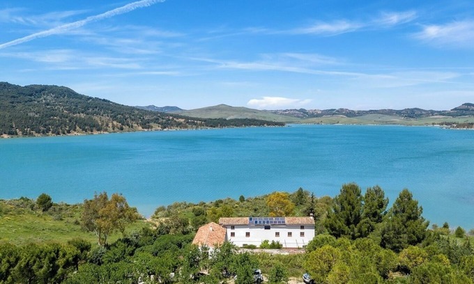 Antequera Apartamento | Renovado apartamentos tipo estudio en la casa de campo andaluza en el lago