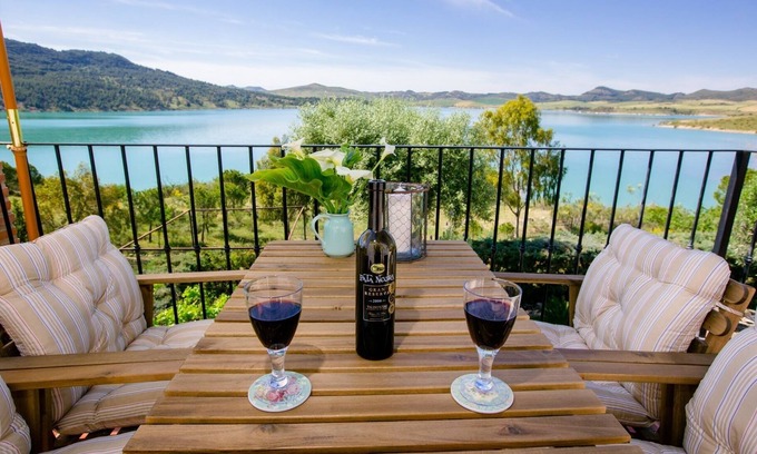 Antequera Cabaña | Apartamentos rurales con gran terraza y ver el hermoso lago en una casa de campo renovado