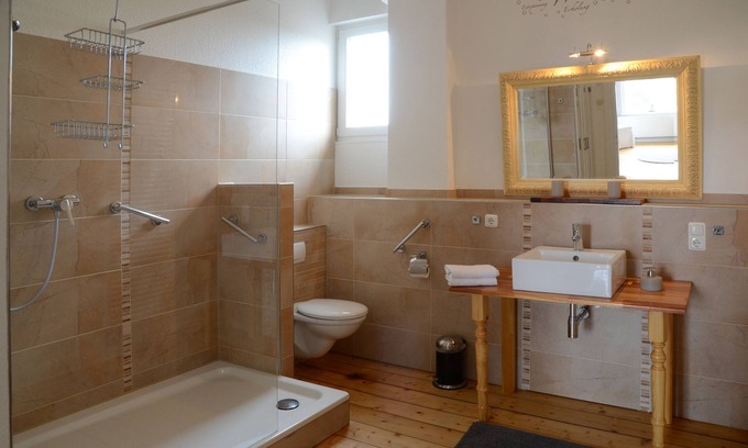 Cranz Apartamento | Edificio antiguo restaurado que incluye estufa de azulejos, puertas dobles y vista directa al agua