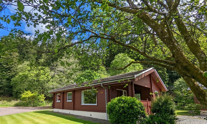 Rashfield Cabina | Refurbished Stylish, Comfy & Cosy traditional log cabin, dogs & families welcome