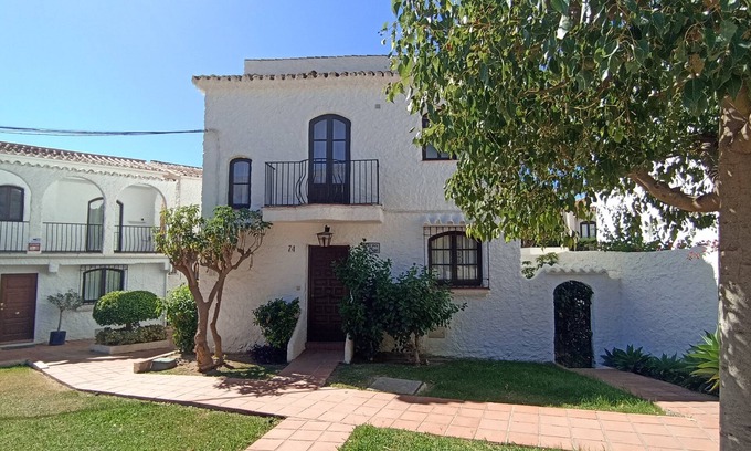 Nerja Cabaña | Reformado Villa con jardín privado y amplias terrazas