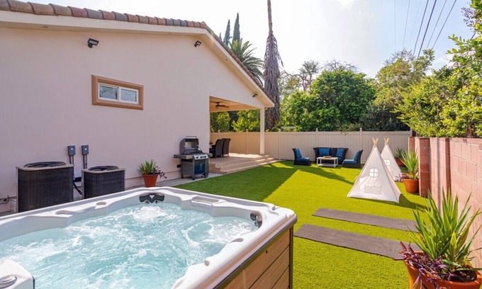Valley Glen Casa | Regal 4 bed with hot tub close to Universal sleeps 15