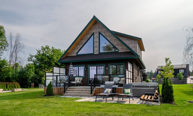 Trent Hills Casa | Regal Retreat: Cabin 1. As seen on HGTV's Renovation Resort Season 1