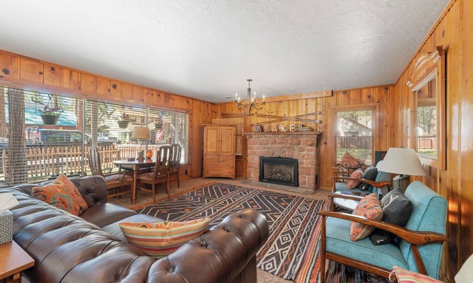 Al Tahoe Cabina | Regan Beach Cabin Retreat: 3BRs in home 1 block to Regan Beach, Lake Tahoe