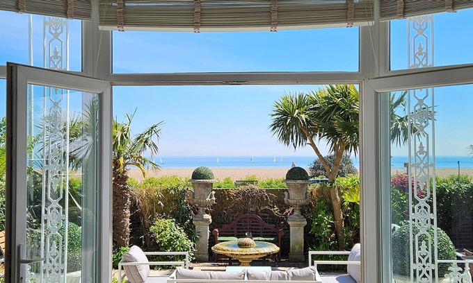 Deal Casa | Regency Beach House - a holiday let that sleeps 12 guests in 6 bedrooms