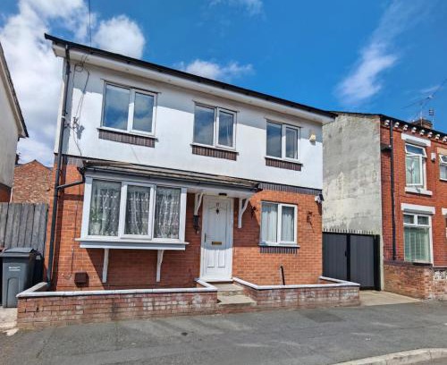 Manchester Casa | Regent House - Holiday Home With Free Parking - 5 Minutes Drive to Coop Live Arena, Etihad Stadium & Manchester City Centre