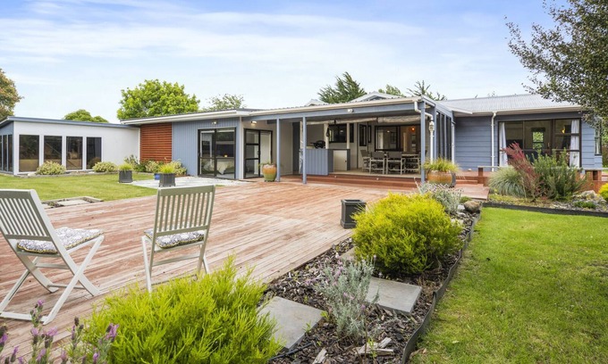 Martinborough Casa | Regent Retreat – Martinborough Holiday Home