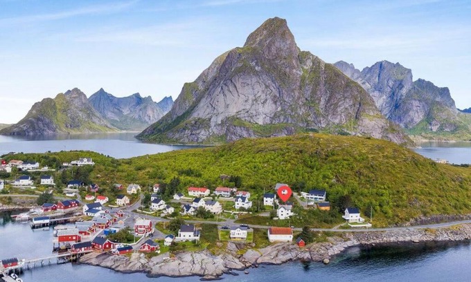 Moskenes Casa | Reine Fishermans House - Mountain & Seaview