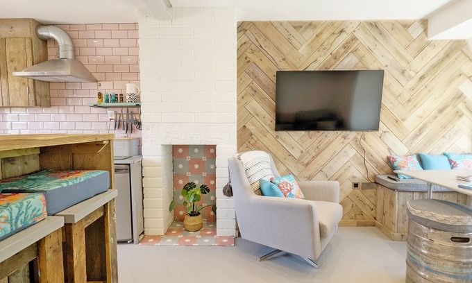 East Wittering Cabaña | Reiska, West Wittering - sleeps 6 guests in 2 bedrooms