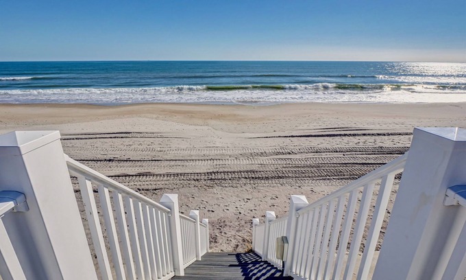 Sneads Ferry Casa | Rejuvenate! Full 4Plex Oceanfront Rental w/ Views | Pool | 4 Hot Tubs | Elevator
