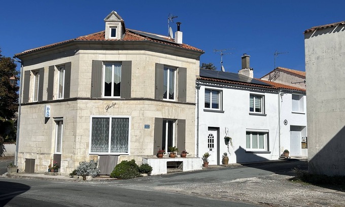 Chenac-Saint-Seurin-d'Uzet Casa | Relax, surrounded by vineyards, 15 mins from sandy beaches and restaurants.