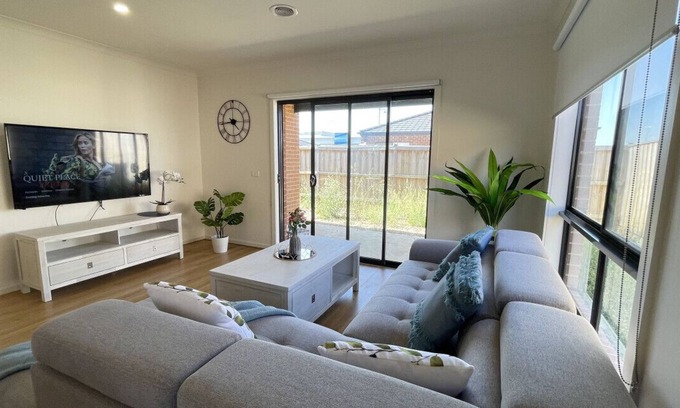 Melton South Casa | Relax 5 BRMS Rental house Netflix Parking Wifi near Melton