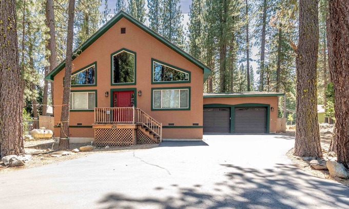 Graeagle Casa | Relax and cozy-in with friends at this spacious Graeagle cabin