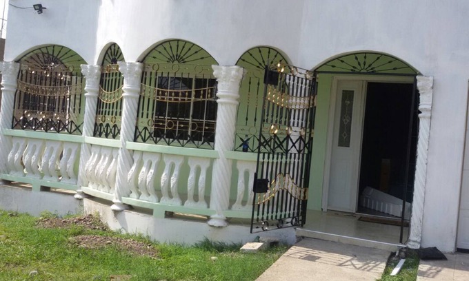 May Pen Casa | Relájate y disfruta en esta hermosa casa en un vecindario tranquilo.
