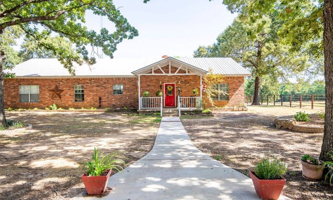 Brookston Cabina | Relax and enjoy the peace & quiet at this spacious ranch on 30 plus acres.