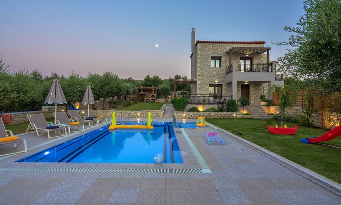Geropotamos Villa | Relájate y disfruta del sol en una villa con piso de piedra con piscina privada y un gran jardín