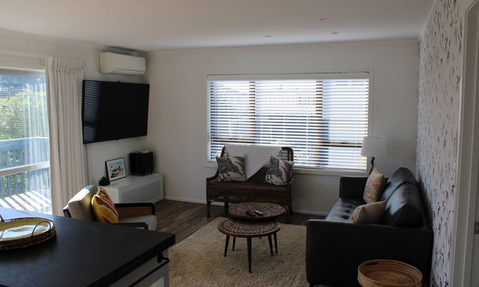 Maraetai Casa | Relax and enjoy your time with us at our modern Maraetai Beach house