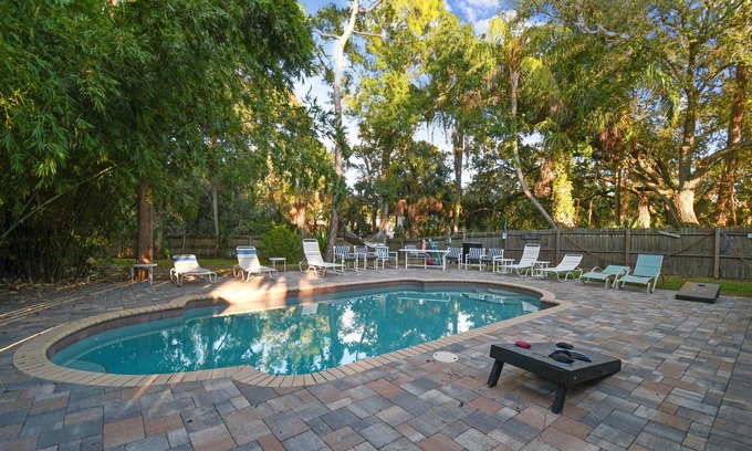 Town 'n' Country Casa | Relájese y disfrute de su visita a Tampa en el Tropical Pool House!