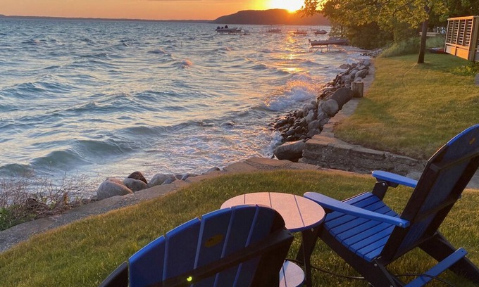 Lake Township Casa | Relax and play in the blue waters of Crystal Lake