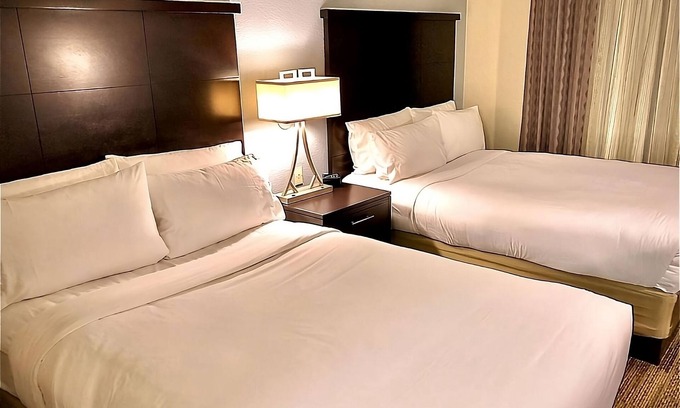 San Bruno Complejo | Relax and Recharge! 2 Modern Units, Free Breakfast, Pet-friendly, Pool, Kitchen!
