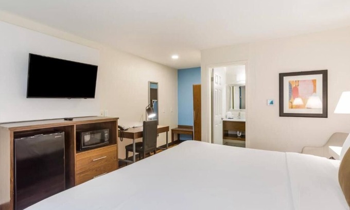 Merry Oaks Casa | Relax and Recharge! 4 Great Units, FREE Parking, FREE Breakfast, Onsite Pool