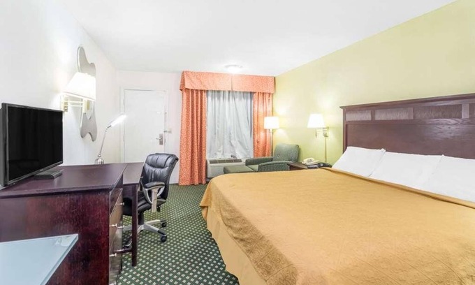 Lookout Valley Neighborhood Association Complejo | Relax and Recharge in Knights Inn Chattanooga! Pet-friendly, Onsite Pool!
