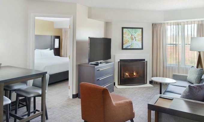 Morrisville Apartamento | Relax and Recharge! TWO Pet-friendly 2BR Suites with Kitchens, Outdoor Pool!