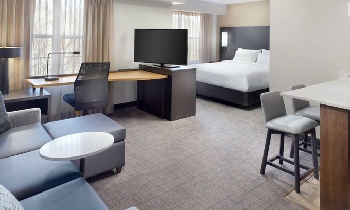 Morrisville Apartamento | Relax and Recharge! FOUR Modern Units, Pool, Free Breakfast and Airport Shuttle!