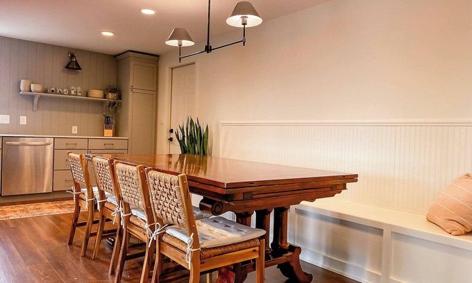 Como Casa | Relax and Reconnect: Spacious 4-Bedroom Retreat - Minutes from Downtown Geneva