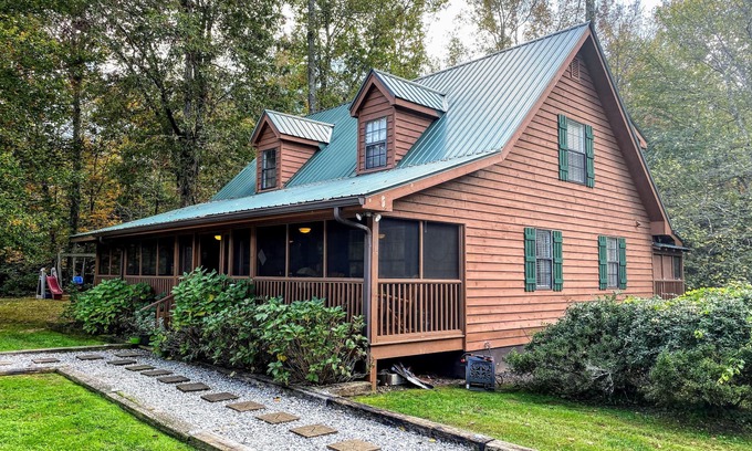 Helen Cabina | Relax and Unwind at the Creekside Cottage! Near wineries & dog friendly.