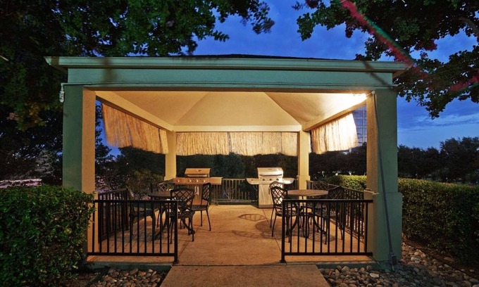 Park Central Hotel | Relax and Unwind! Full Kitchen, FREE Parking, Pets Allowed!
