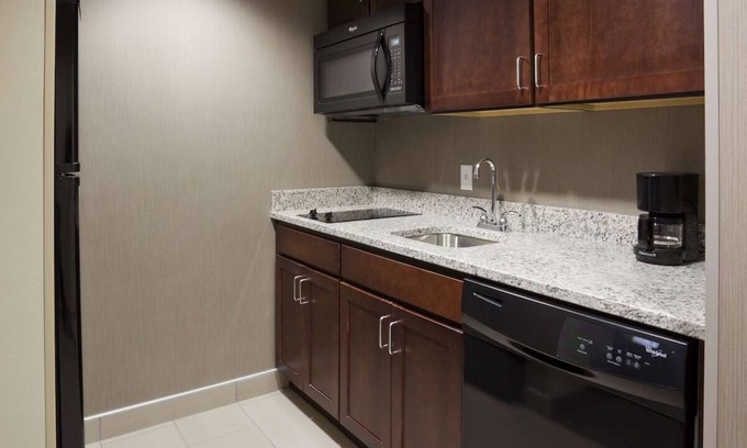Kutzky Park Hotel | Relax and Unwind! Fully Equipped Kitchen, Indoor Pool, Free Breakfast!