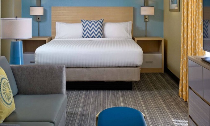 White Station Casa | Relax and Unwind! Outdoor Pool, Pets Allowed, Near Fire Museum of Memphis!