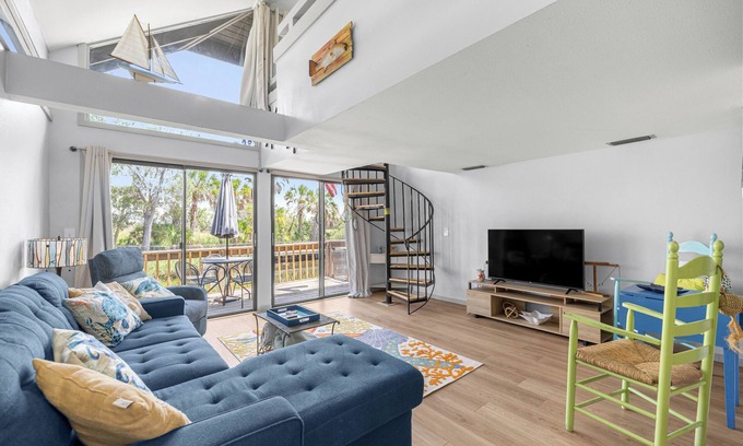 Crystal River Casa | Relax and unwind in this unique waterfront property!