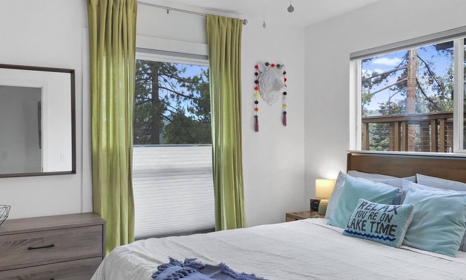 Brockway Cabina | Relax and Unwind with a Lake View Snow-dusted trees and lake views await you!