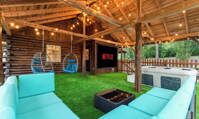 Branson Cabina | Relax at Hillside Haven:2BR Log Cabin with Hot Tub