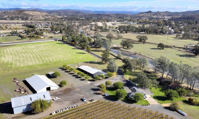 Middletown Otro | Relax at our Middletown Farm Stay, just a hop away from Calistoga Hot Springs