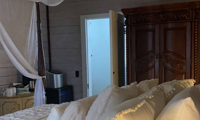 Antlers Casa | Relax at our unique boutique hotel with a spa, soaking tub, sauna and Speakeasy.