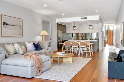 Glenelg North Casa | Relax at Ronnie's - Coastal Elegance near the Beach