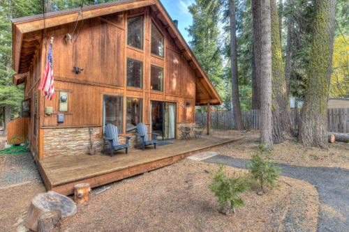 Tahoma Casa | Relax at Rustic Tahoe Charm - Minutes to Lake