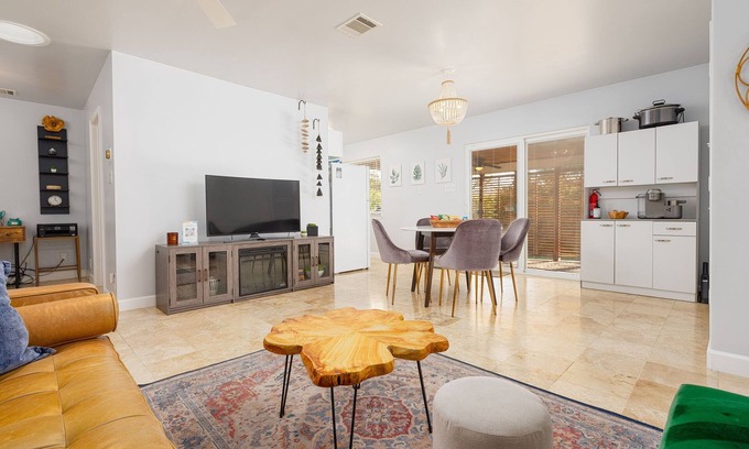 Helotes Casa | Casita contemporánea con bañera de hidromasaje
