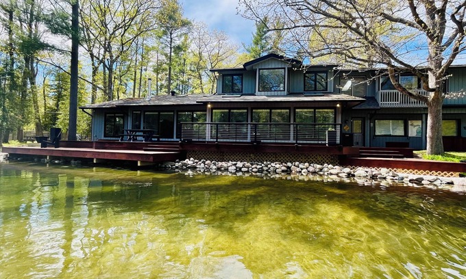 Glen Arbor Casa | Relax at The Crystal View Weaver House on the Crystal River in Glen Arbor